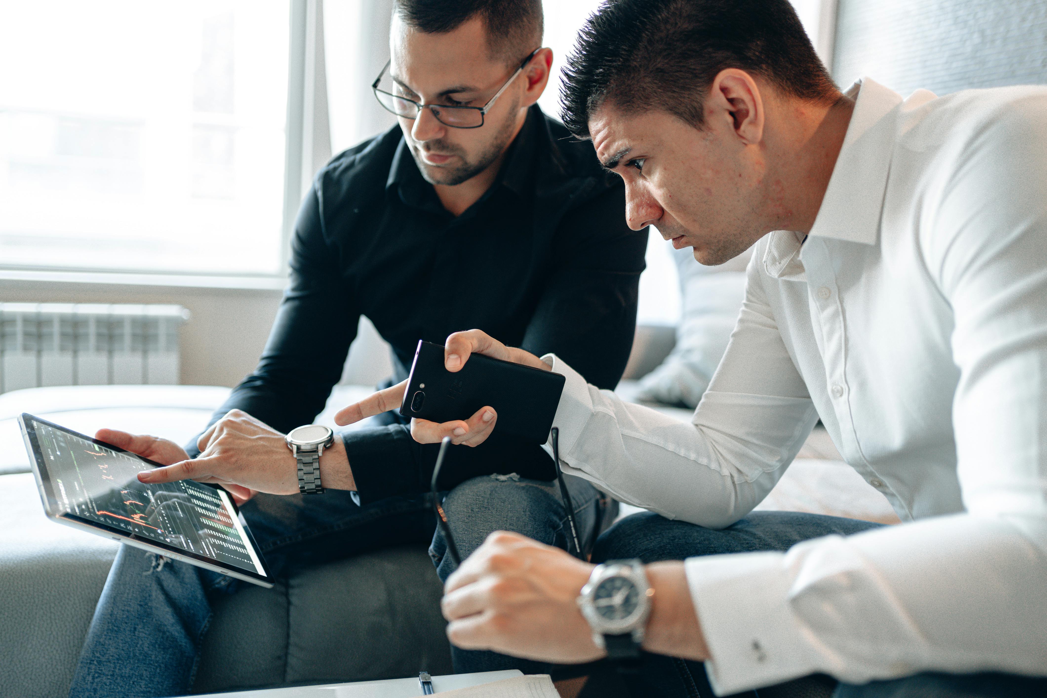 Profissionais analisando dados estratégicos em tablet